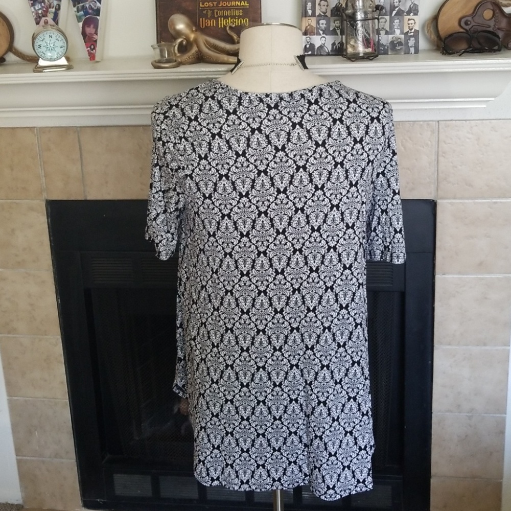 🚫🚫SOLD🚫🚫Old Navy Tee - Picture 4 of 6